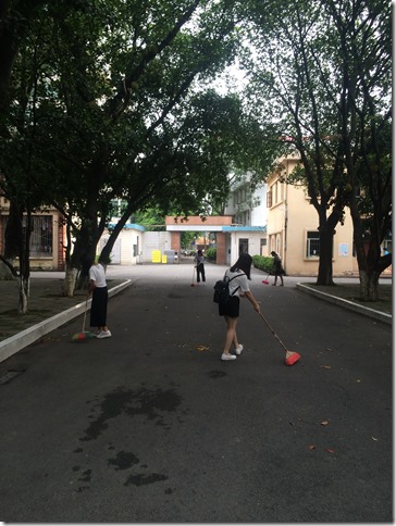 学生干部清扫校道